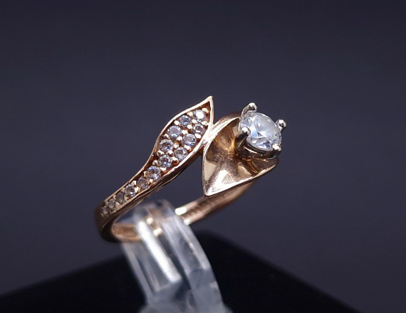 Gold ring with zircons