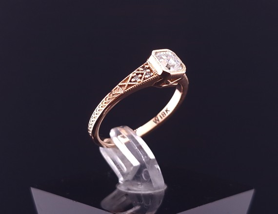 Gold ring with diamonds