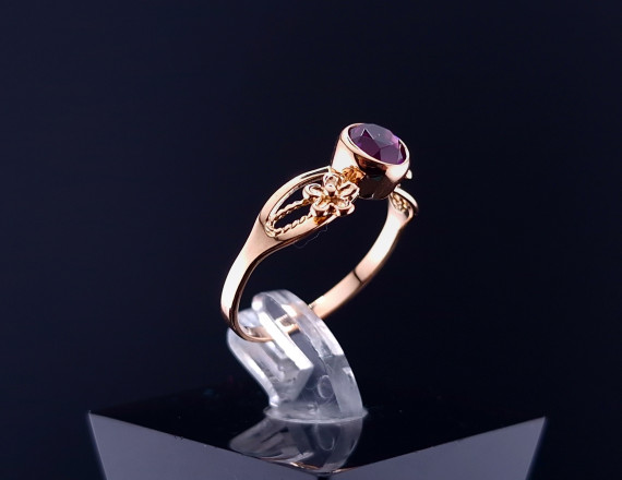 Vintage gold ring with colored stone