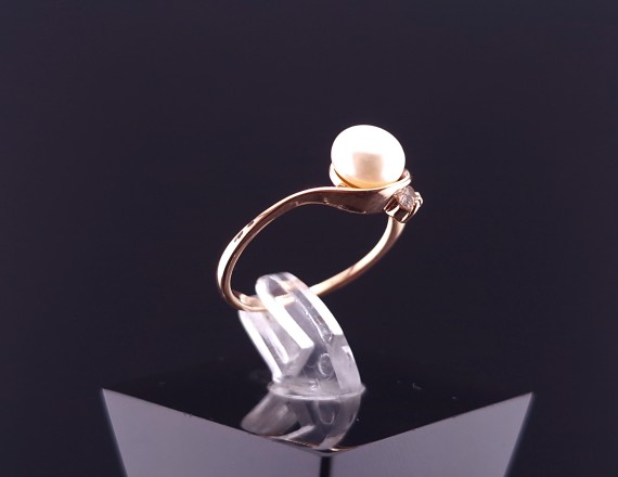 Gold ring with pearls and zircons