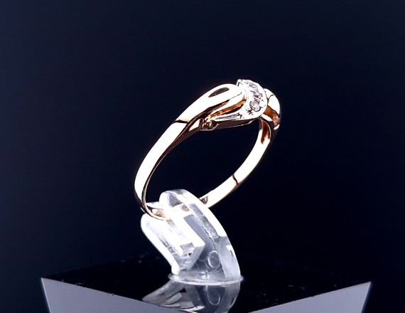 Gold ring with zircons