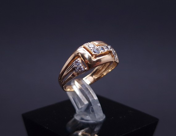 Gold ring with zircons