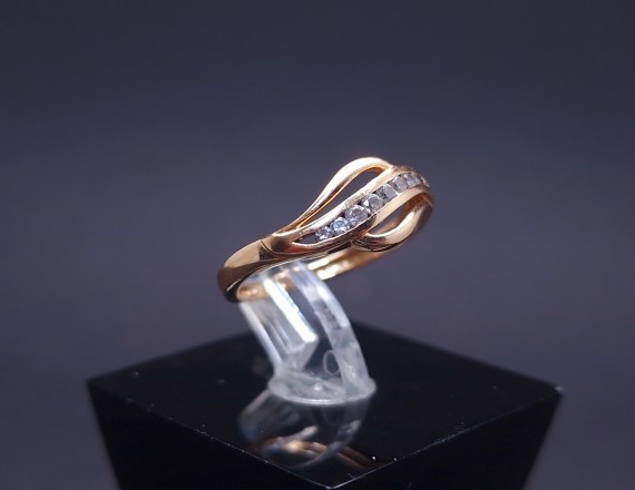 Gold ring with zircons