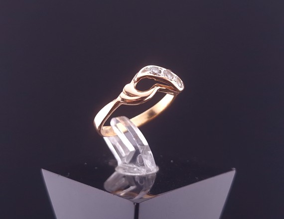 Gold ring with zircons