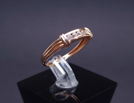 Gold ring with zircons