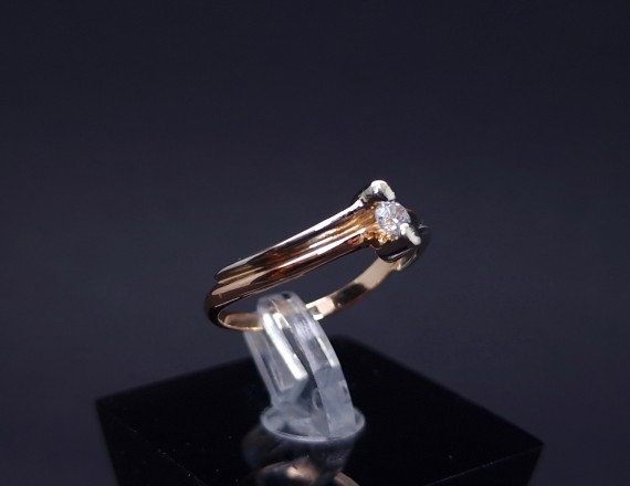 Gold ring with zircon