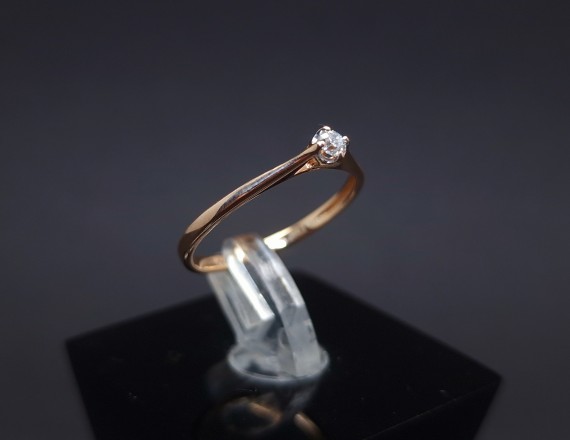 Gold ring with diamond