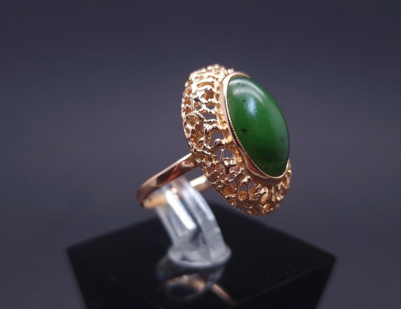 Vintage gold ring with colored stone