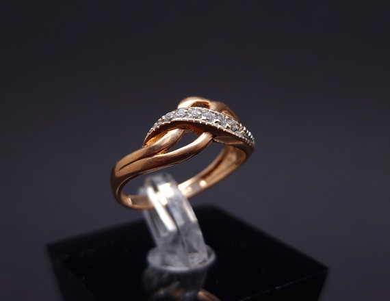 Gold ring with zircons