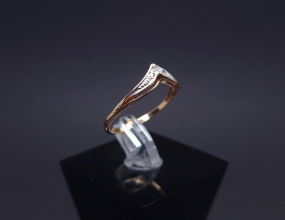 Gold ring with diamonds