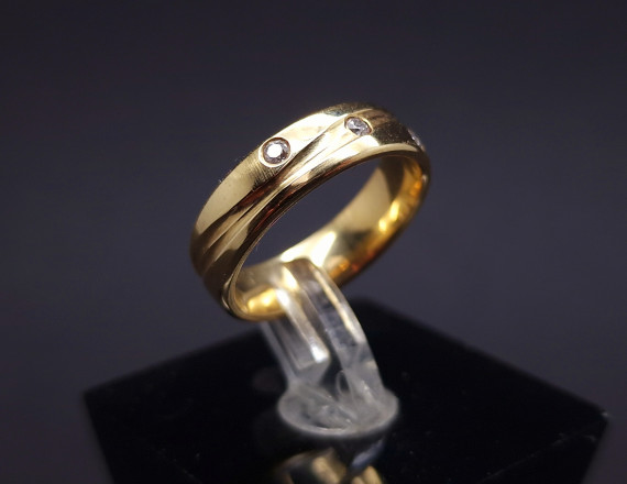 Gold ring with diamonds