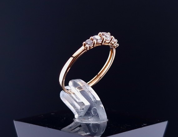 Gold ring with zircons