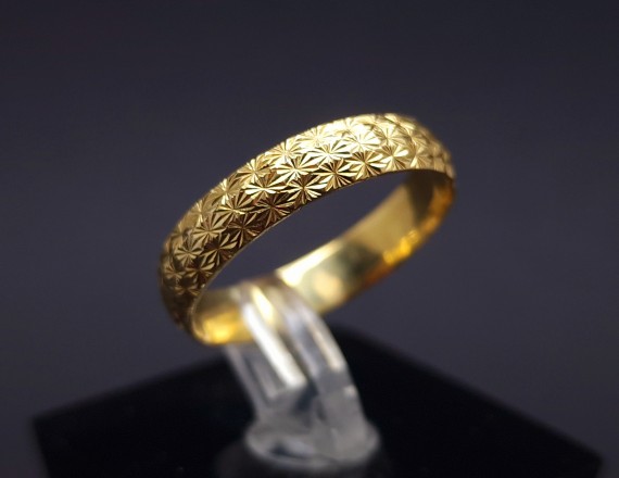 Gold wedding ring 