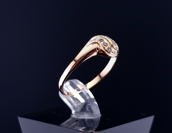 Gold ring with zircons