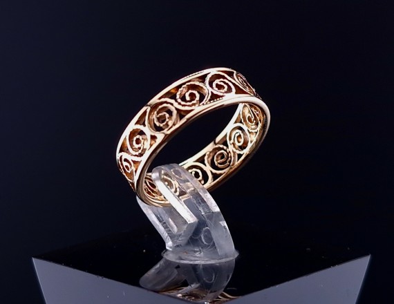 Gold ring 