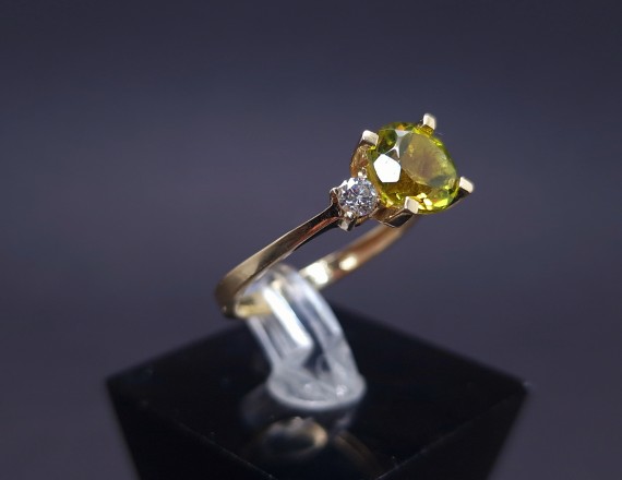 Gold ring with diamonds and colored stone