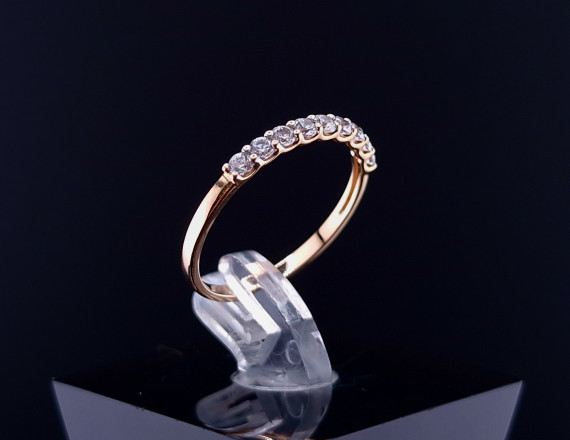 Gold ring with zircons