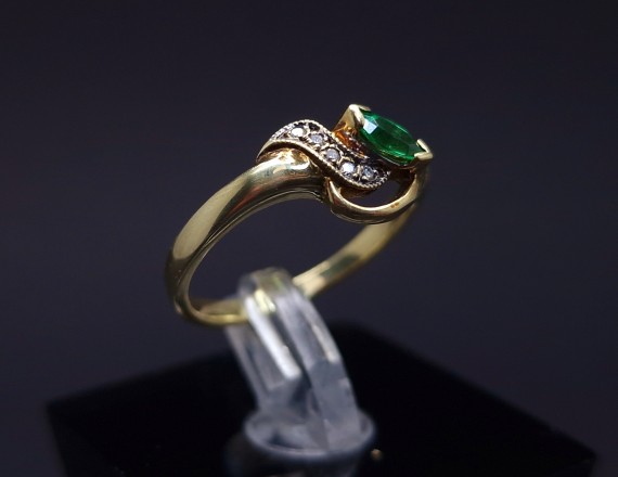 Gold ring with diamonds and colored stone