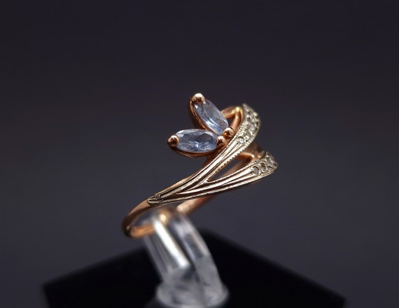 Gold ring with zircons 