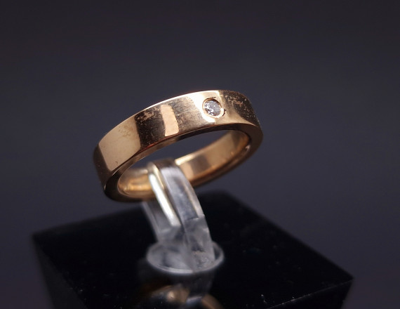 Gold wedding ring with diamond