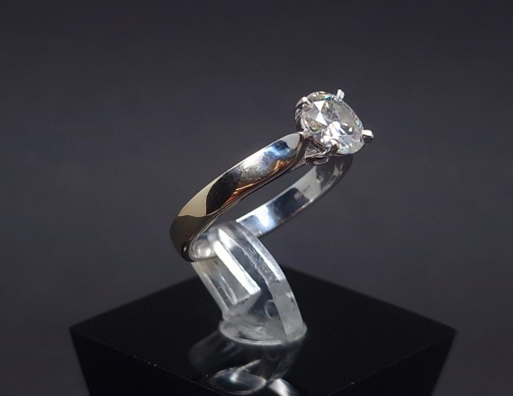 Gold ring with moissanite