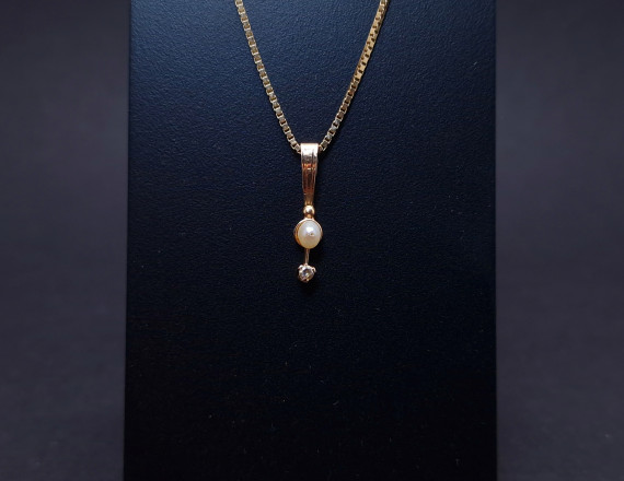 Gold pendant with pearls