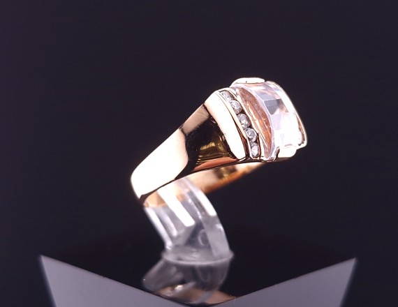 Gold ring with zircons