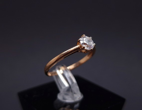 Gold ring with zircons