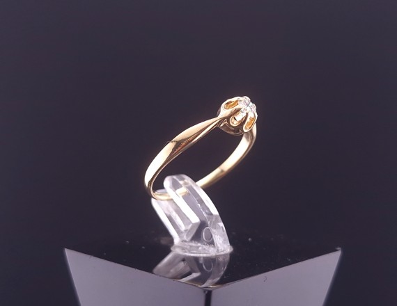 Gold ring with diamond