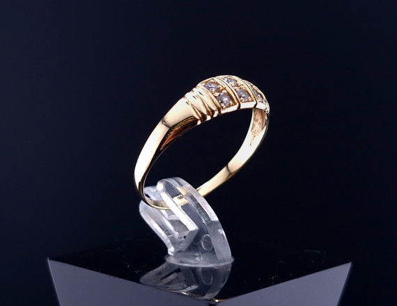 Gold ring with zircons
