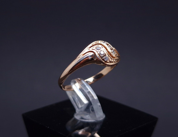 Gold ring with zircons