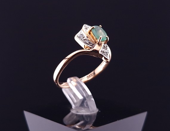 Gold ring with diamonds and emerald (NEW)