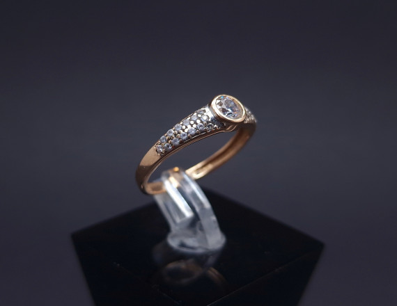 Gold ring with zircons