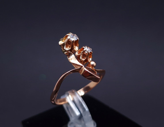 Gold ring with zircons