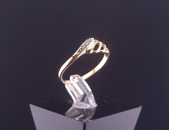 Gold ring with zircons