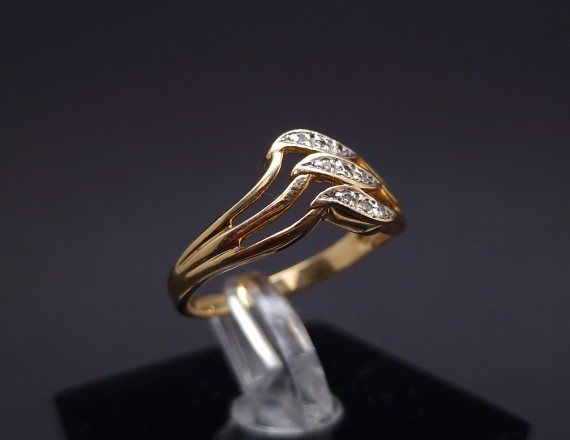 Gold ring with diamonds