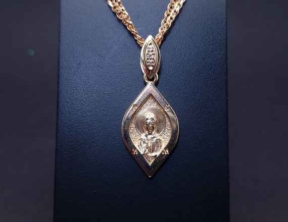 Gold pendant with diamonds