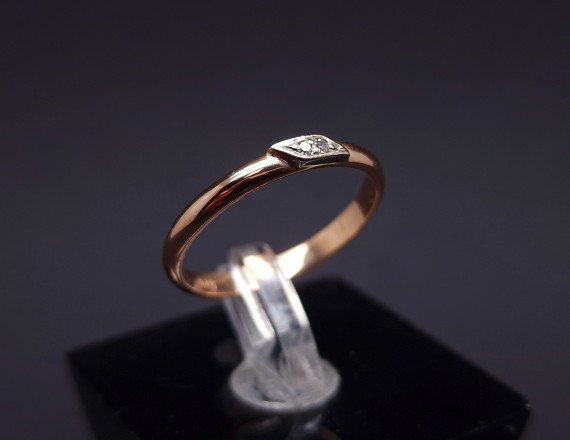 Gold ring with diamonds