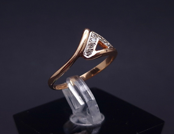 Gold ring with diamonds