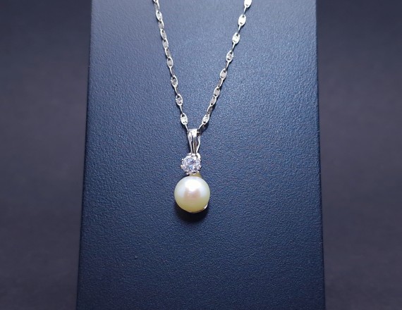 Gold pendant with pearl