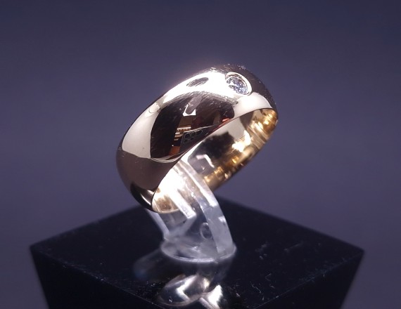 Gold wedding ring with diamond