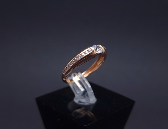 Gold ring with zircons