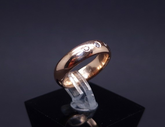 Gold wedding ring with diamonds