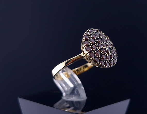 Gold ring with colored stones