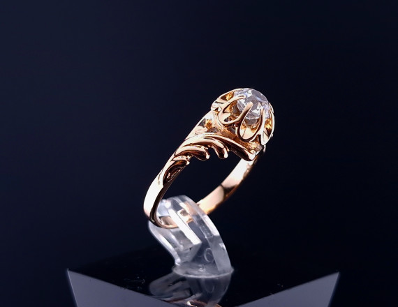 Gold ring with zircon
