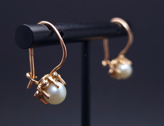 Gold earrings with pearls