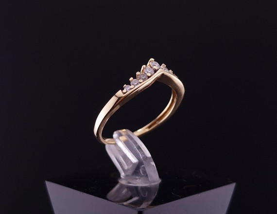 Gold ring with diamonds