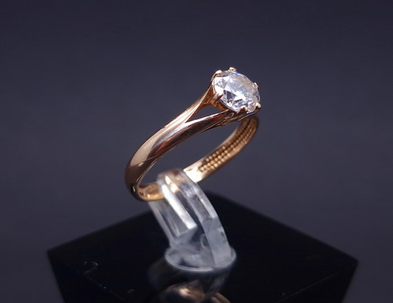 Gold ring with zircon