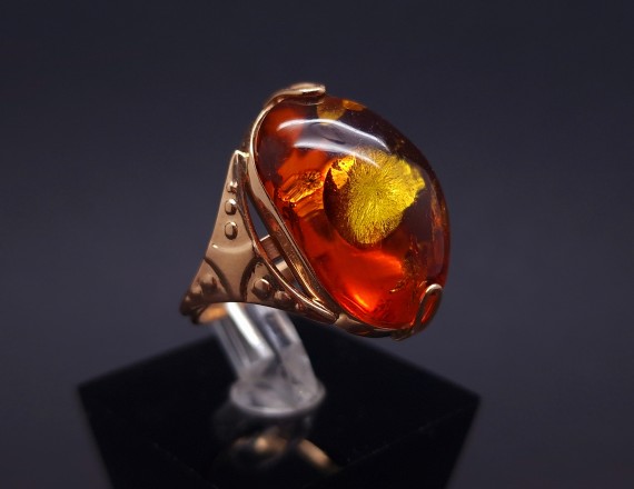 Vintage gold ring with amber