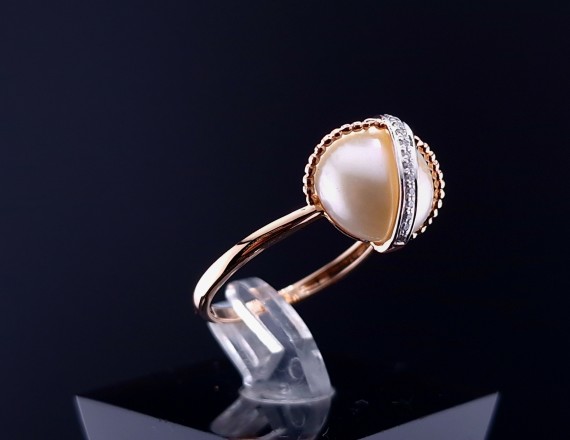 Gold ring with diamonds and pearls
